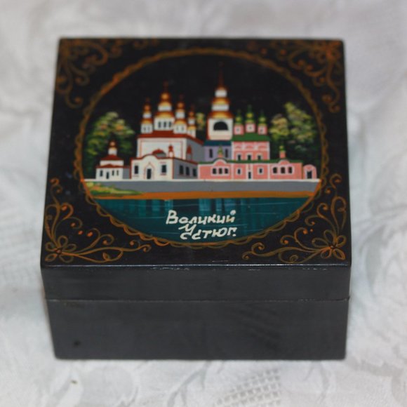 Hand Painted Russian Black Lacquer Wood Jewelry Trinket Box Vintage - Picture 1 of 4